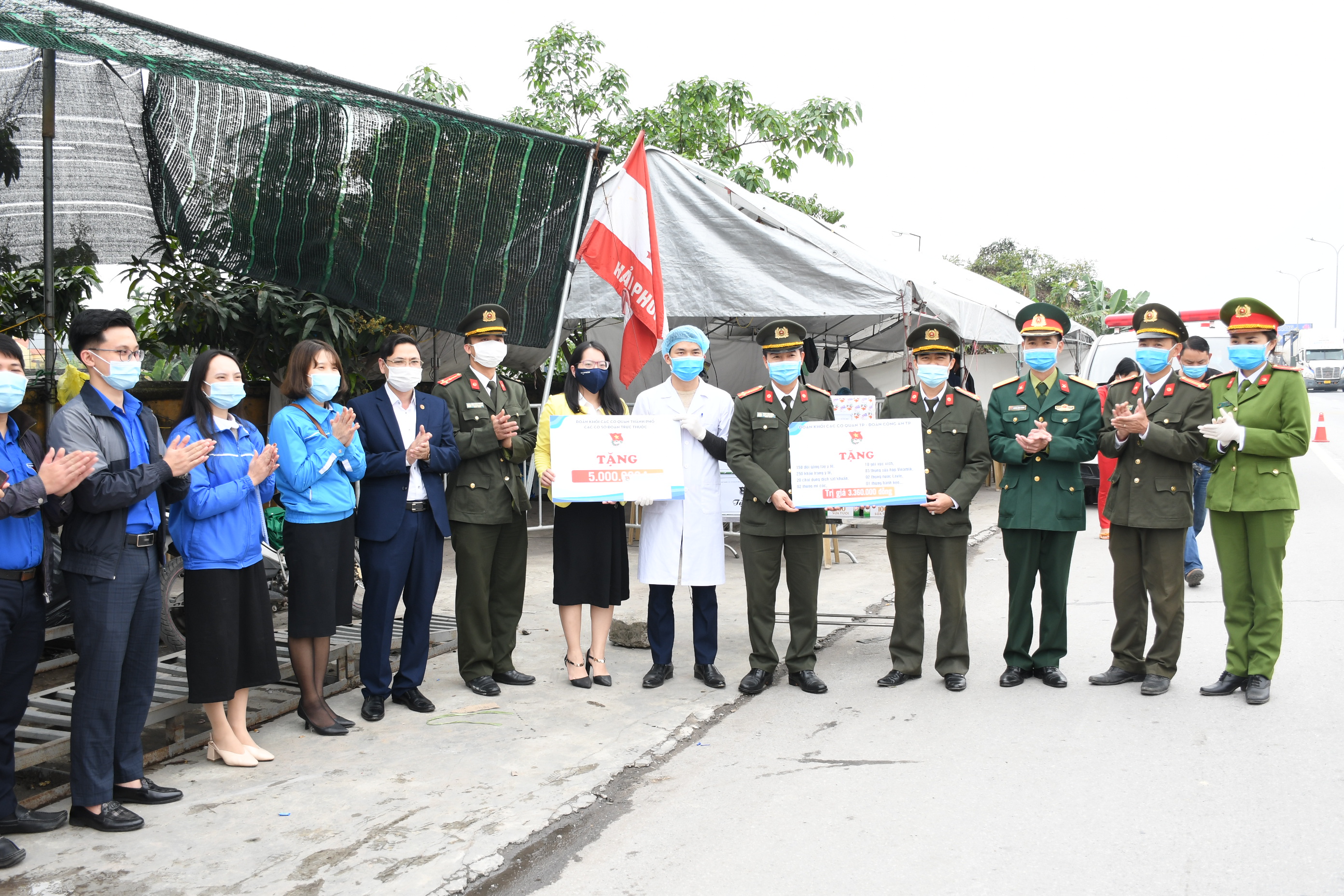 Thăm, tặng quà các lực lượng làm nhiệm vụ phòng chống dịch Covid – 19 trên địa bàn thành phố